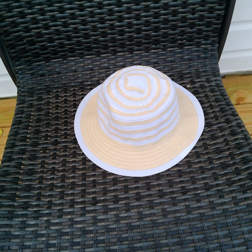 TAHARI WHITE AND TAN HAT GOOD CONDITION